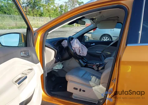 2016 Ford Escape Titanium z USA, uszkodzony, nr VIN 1FMCU0J97GUB31326